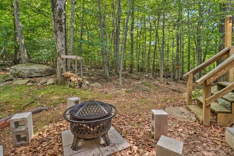 Modern Cabin w/ Deck, Fire Pit + Game Room! Casa in Coolbaugh Township