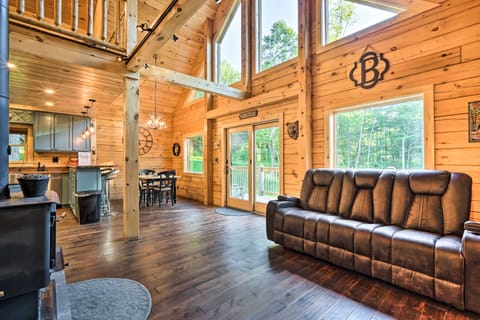 Londonderry Chalet w/ Deck, Fire Pit & Views! Maison in Andover