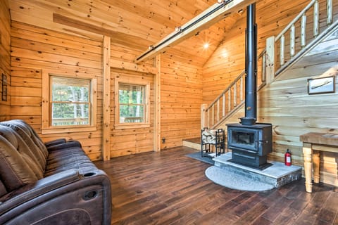 Londonderry Chalet w/ Deck, Fire Pit & Views! Casa in Andover
