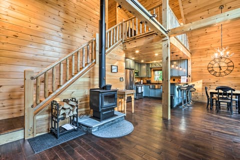 Londonderry Chalet w/ Deck, Fire Pit & Views! Maison in Andover