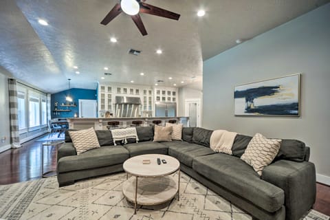 Buda Home w/ Deck & Fire Pit - 15 Mi to Austin! House in Austin