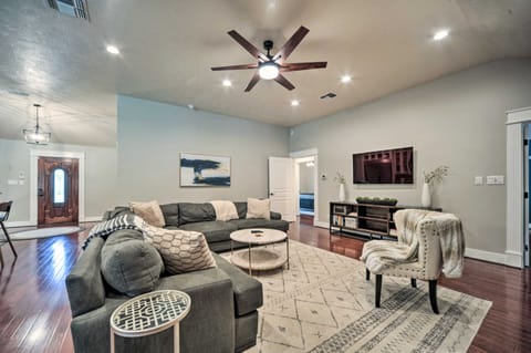 Buda Home w/ Deck & Fire Pit - 15 Mi to Austin! House in Austin