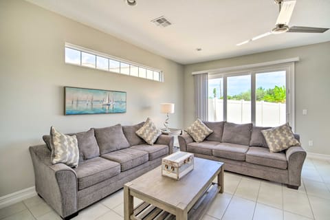 Upscale Florida Townhome - 1/2 Mi to Beach! Condo in Indian Harbour Beach