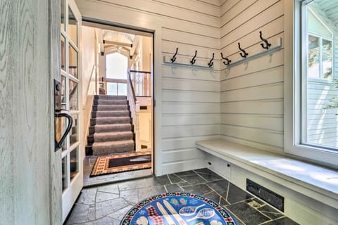 Spacious Truckee Home w/ Hot Tub & Game Room! Haus in Truckee