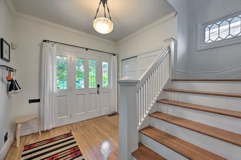 Stunning Queen Anne House w/ Private Patio! House in Queen Anne