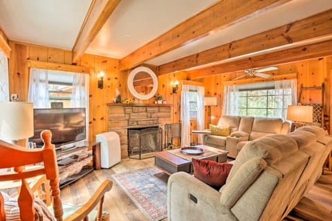 Restful Wrightwood Cabin w/ Cozy Interior! Maison in Wrightwood