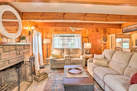 Restful Wrightwood Cabin w/ Cozy Interior! Casa in Wrightwood