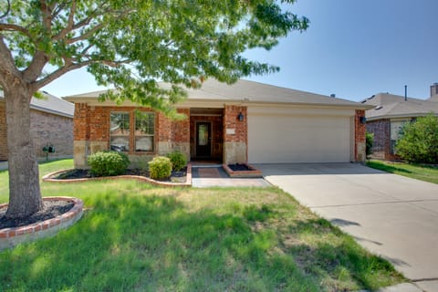 3 Mi to Union Park: Little Elm Escape w/ Patio Maison in Little Elm