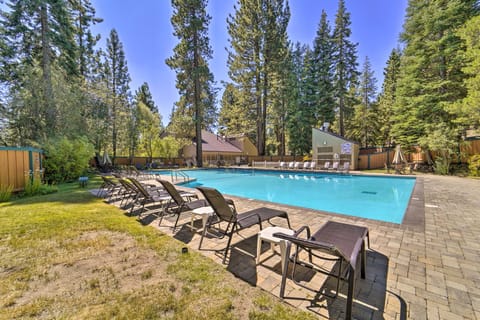 Family-Friendly Townhome, Walk to Lake Tahoe! Apartment in Carnelian Bay