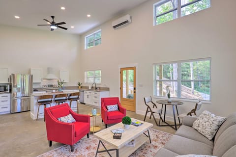 Pet-Friendly Asheville Retreat w/ Hot Tub House in Woodfin