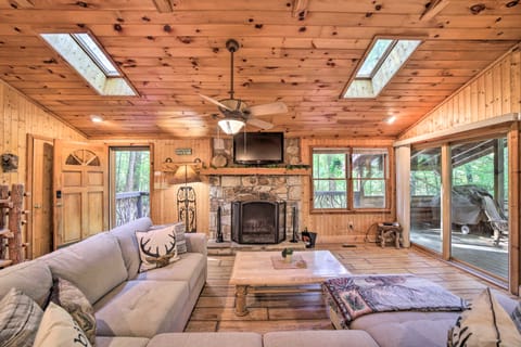 Cozy Lake Toxaway Cabin w/ Fire Pit & Grill! House in Gloucester