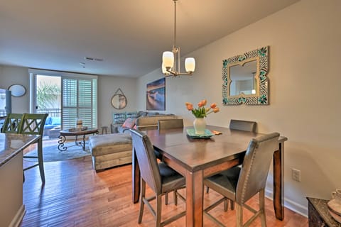 Breezy Oceanside Condo < 1/2 Mi to Beach! Apartment in Oceanside