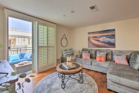 Breezy Oceanside Condo < 1/2 Mi to Beach! Apartment in Oceanside