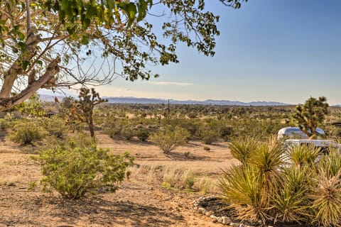 Sunny Oasis w/ Hot Tub ~ 11 Mi to Nat'l Park! House in Yucca Valley