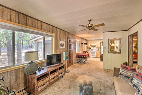 Cozy Show Low Cabin: 2 Mi to Fool Hollow Lake House in Show Low