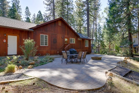 Near Hikes: Arnold Cabin w/ EV Charger & Fire Pit House in Arnold