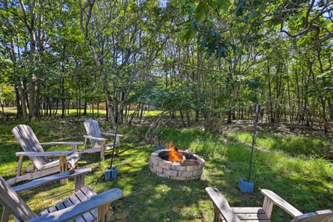 Poconos Escape w/ Hot Tub & Fire Pit House in Tunkhannock Township