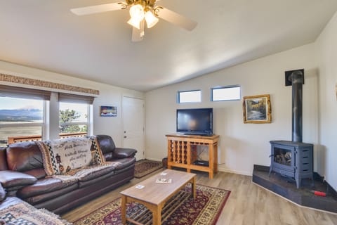 Tranquil Cabin Getaway w/ Panoramic Mtn View! House in Park County