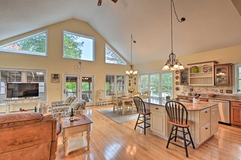 Inviting Lakefront Home: Seasonal Boat Dock! House in Dedham