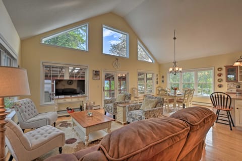 Inviting Lakefront Home: Seasonal Boat Dock! House in Dedham