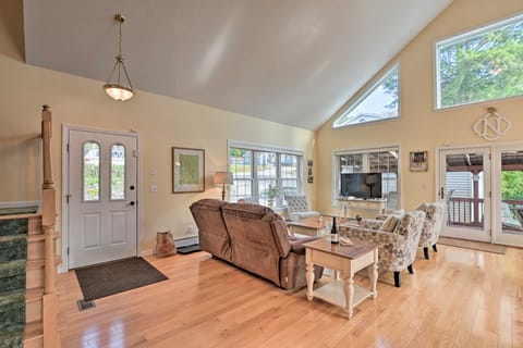 Inviting Lakefront Home: Seasonal Boat Dock! House in Dedham