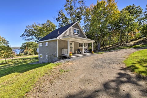 Sunny Stockton Springs Home < 1 Mi to Beach! Cottage in Sandy Point