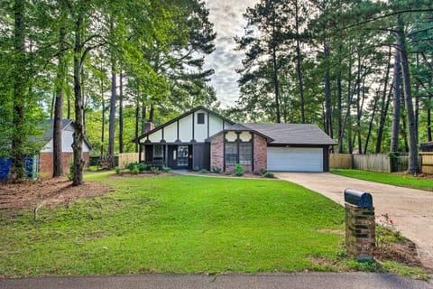 Charming Brandon Home w/ Deck, Charcoal Grill Casa in Flowood