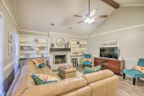 Charming Brandon Home w/ Deck, Charcoal Grill House in Flowood