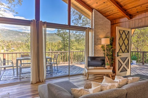 Lovely Oakhurst Cabin w/ Deck & Mtn Views! Casa in Oakhurst