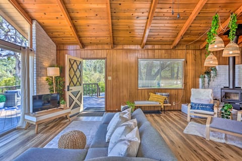 Lovely Oakhurst Cabin w/ Deck & Mtn Views! Maison in Oakhurst