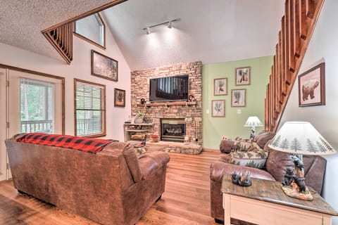 Picturesque Pigeon Forge Cabin w/ Mountain Views House in Pigeon Forge