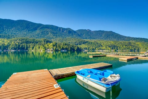 Lake-View Getaway: 20 Mi to Olympic Nat'l Park! House in Washington