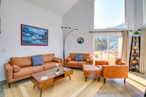 Lake-View Getaway: 20 Mi to Olympic Nat'l Park! House in Washington