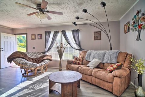 Pet-Friendly Midway Abode w/ Yard & Fire Pit! House in Cherokee Reservoir