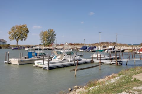 Pet-Friendly Oak Harbor Condo: Walk to Lake! Apartment in Lake Erie