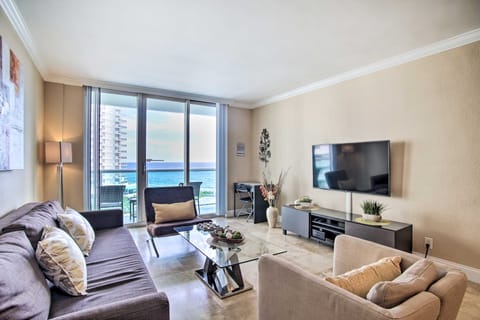 Beachfront Hollywood Apt w/ Balcony, Ocean View! Apartment in Hollywood Beach