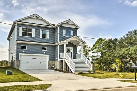 Waterfront Paradise w/ Deck ~ 1/2 Mi to Beach House in Norfolk