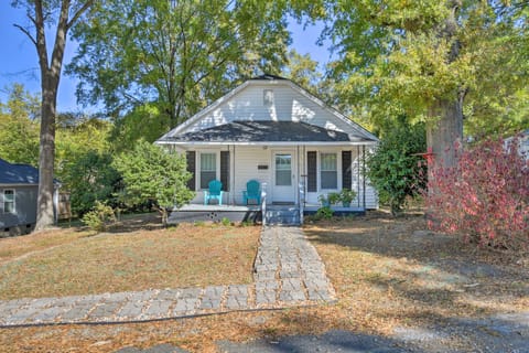 Cozy Kannapolis Home: Fenced Yard, Fire Pit! Haus in Kannapolis