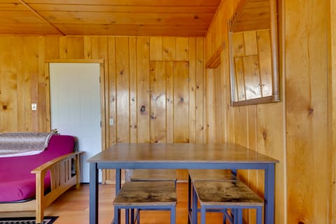 Lakeside Cabin w/ Beach ~ 14 Mi to Ski Area! Casa in Lakeside