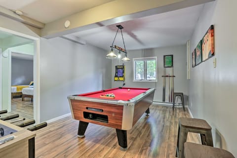 East Stroudsburg Home w/ Game Room + Deck! House in Middle Smithfield