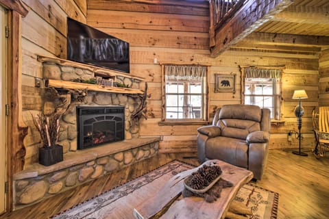 Stunning Creekside Cosby Cabin w/ Deck + Fire Pit! House in Cosby