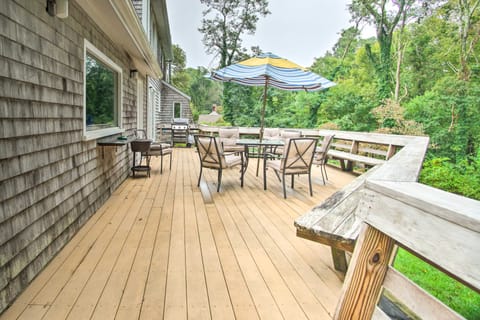Falmouth Retreat w/ Sunroom - Walk to Beaches House in Woods Hole