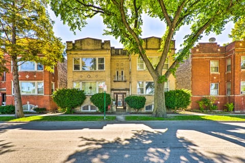 Historic Oak Park Apartment ~ 8 Mi to Downtown Apartment in Oak Park