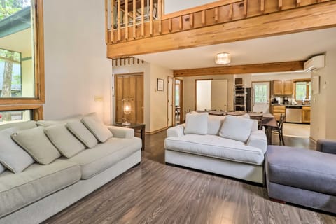 Peaceful Poconos Home w/ Hot Tub + Game Room! Maison in Hickory Run State Park