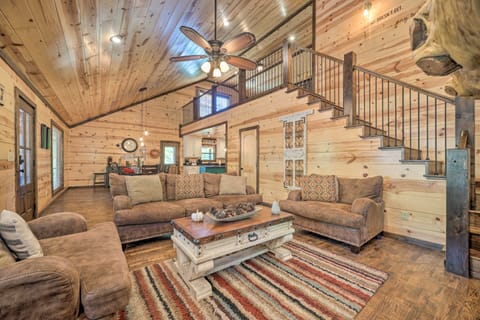 Broken Bow Escape w/ Hot Tub & Basketball Court! House in Oklahoma