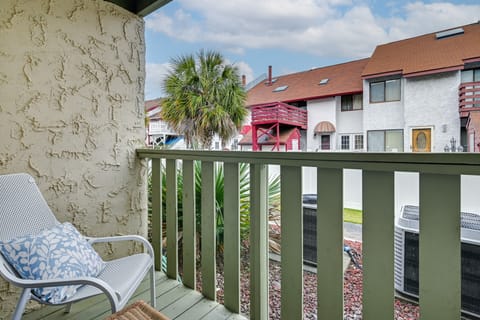 Cozy Myrtle Beach Getaway: 1 Block to Ocean! Apartment in Myrtle Beach