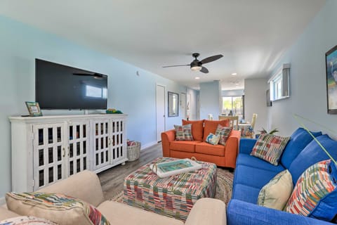 Holmes Beach Retreat: Walk to Beach & Dining! Apartment in Holmes Beach