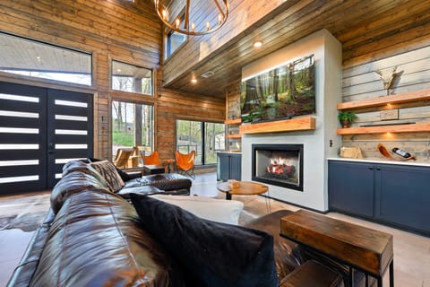 Secluded Creekside Cabin w/ Hot Tub & Fire Pit! House in Oklahoma