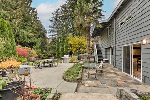Bright Edmonds Abode w/ Patio & Dining Table! House in Edmonds