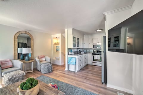 Cozy Cali Condo, Walk to Summerland Beach! Apartment in Summerland